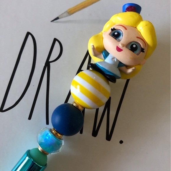 Disney Doorables: Alice in Wonderland: Alice handmade beaded pen - Picture 1 of 3